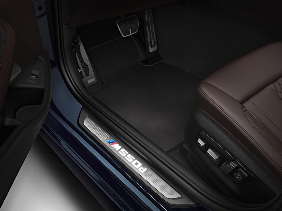 Интерьер BMW M550d xDrive Touring 2017 года  (WW) (фото 7 из 12)